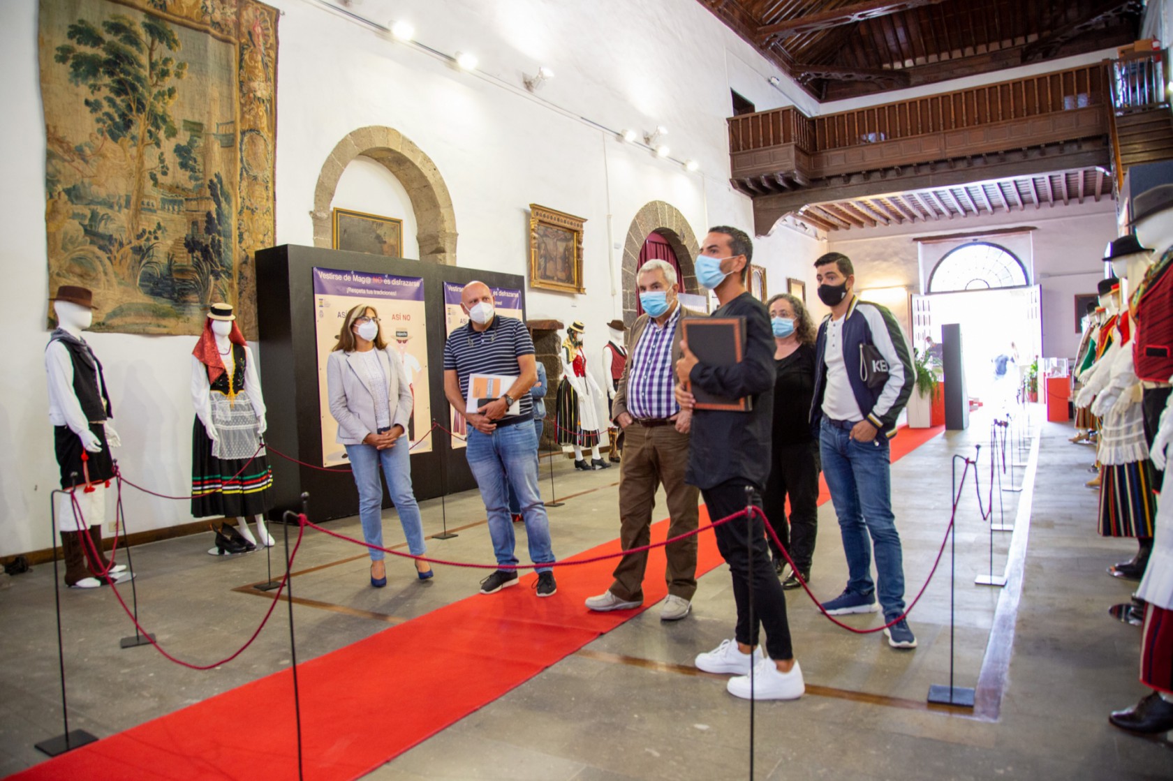 Adeje acoge dos exposiciones sobre tradiciones canarias: la roseta y la indumentaria típica