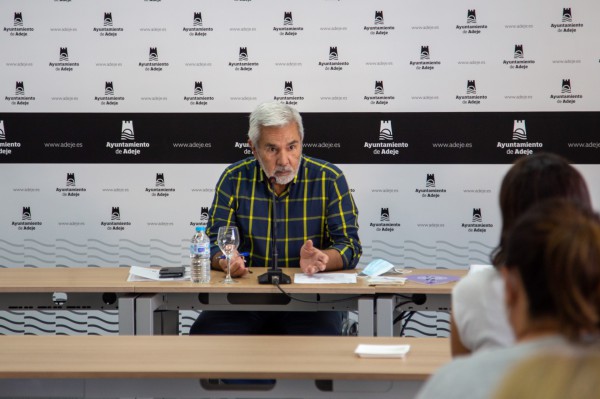 El alcalde de Adeje presenta las nuevas acciones del Ayuntamiento contra la violencia de género