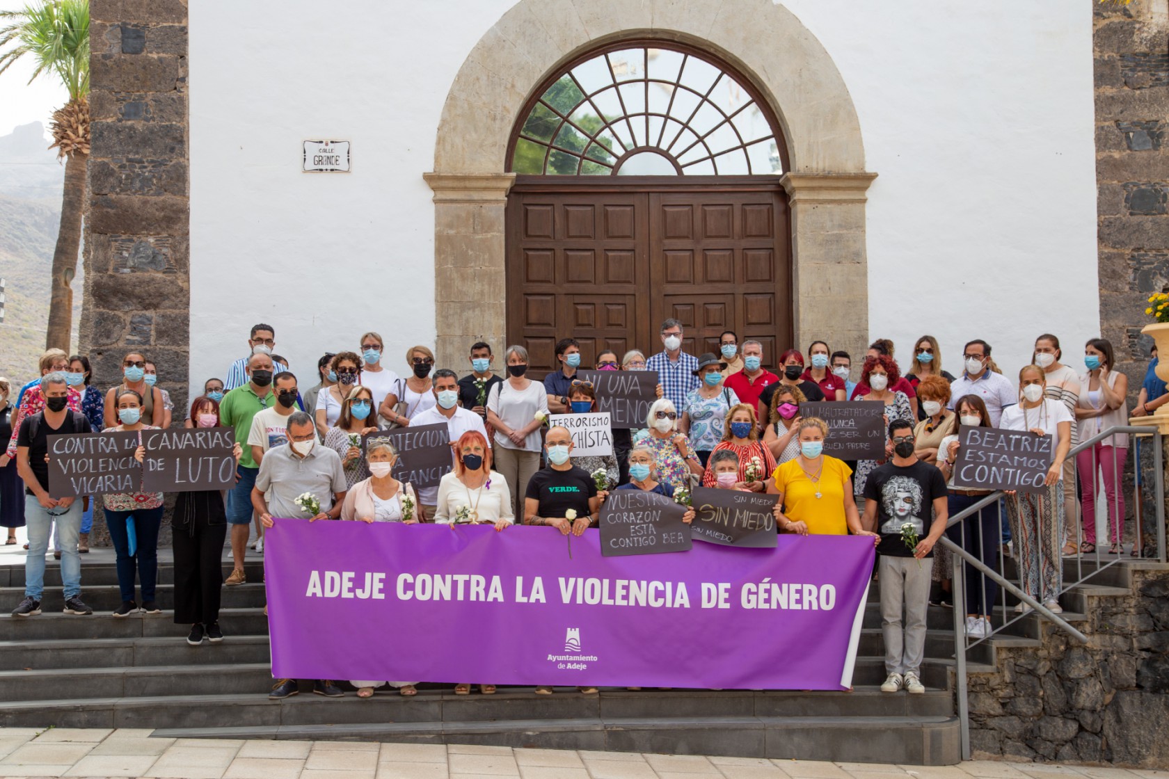 Adeje se suma al minuto de silencio en repulsa por el asesinato de la niña tinerfeña por parte de su padre