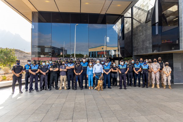 Policías y militares de Canarias acuden al curso para unidades de guías caninos celebrado en Adeje esta semana