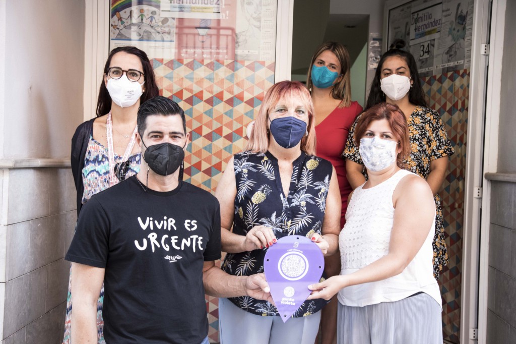 El Ayuntamiento de Adeje hace entrega del distintivo "Punto Violeta" a la Asociación Domitila Hernández