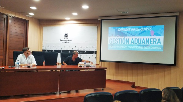 La Jornada de Gestión Aduanera celebrada en Adeje detalla el proceso de las exportaciones e importaciones Canarias