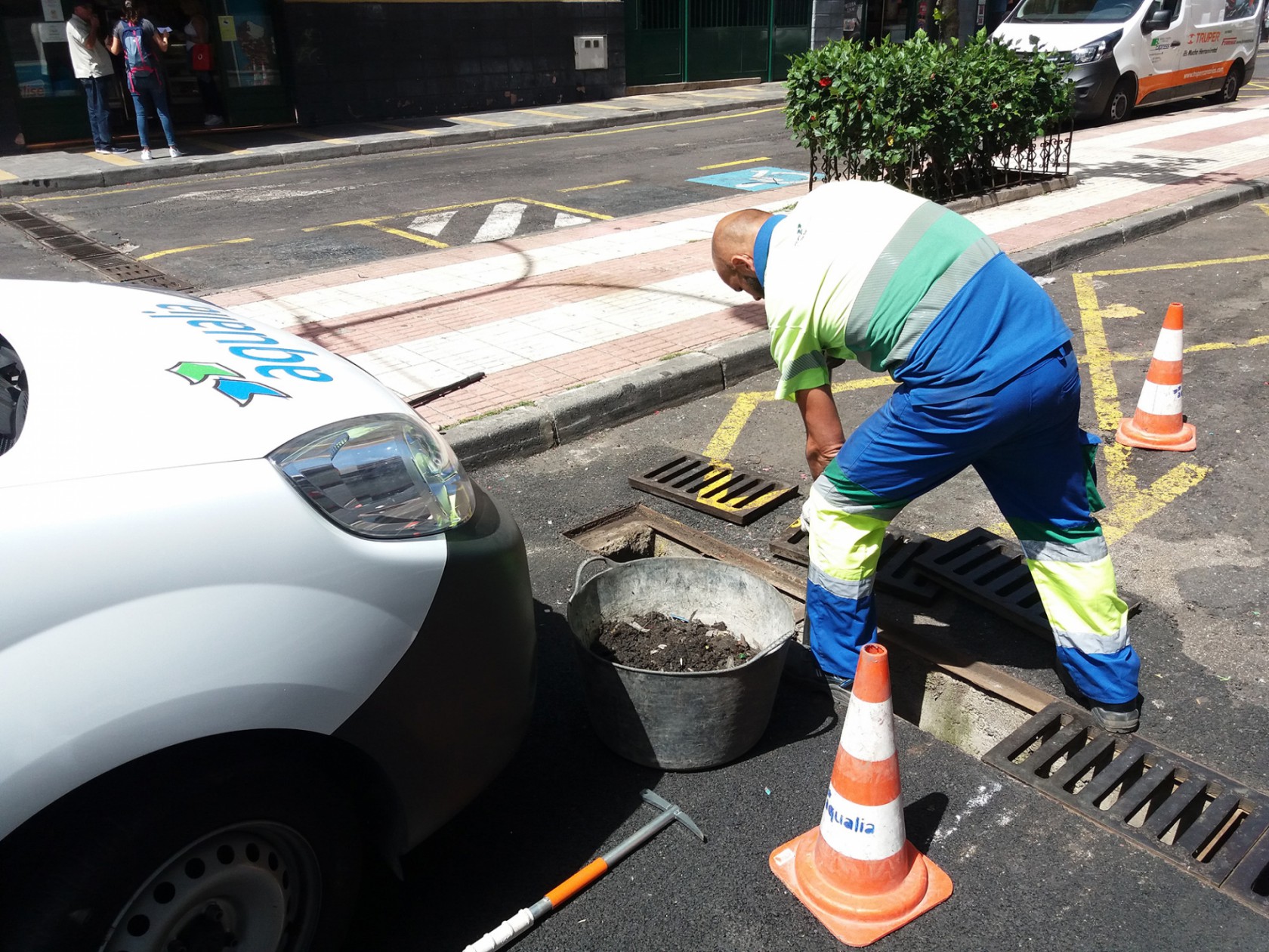 Adeje suspende las actividades, cierra parques y pone a punto las redes de pluviales y saneamiento ante la previsión de fuertes lluvias en Canarias
