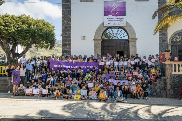 Adeje renueva su compromiso contra la violencia de género