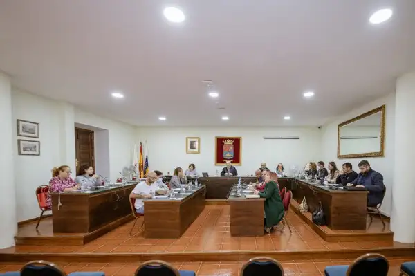 El pleno del ayuntamiento de Adeje decreta un día de luto por el asesinato machista de Hayate