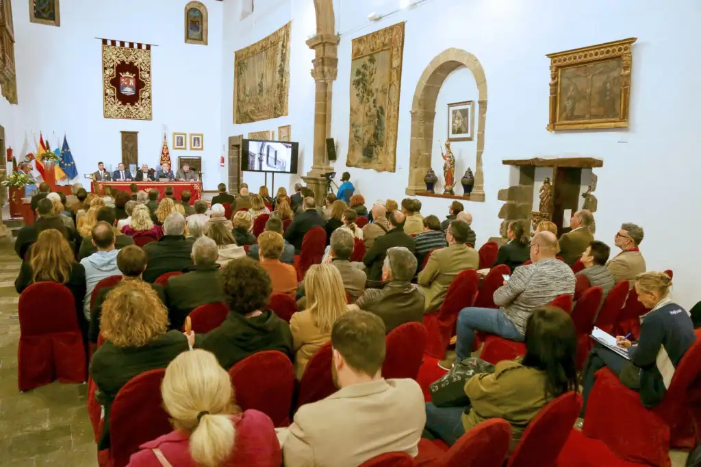 El Ayuntamiento edita un libro sobre el patrimonio histórico artístico e historia religiosa de Adeje