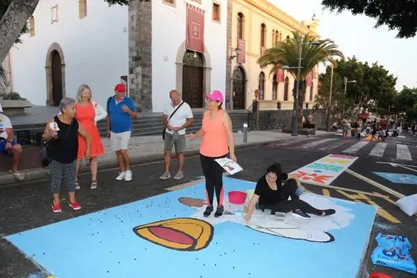 El Ayuntamiento de Adeje impulsa la tradición de las alfombras de sal en la celebración del Corpus Christi