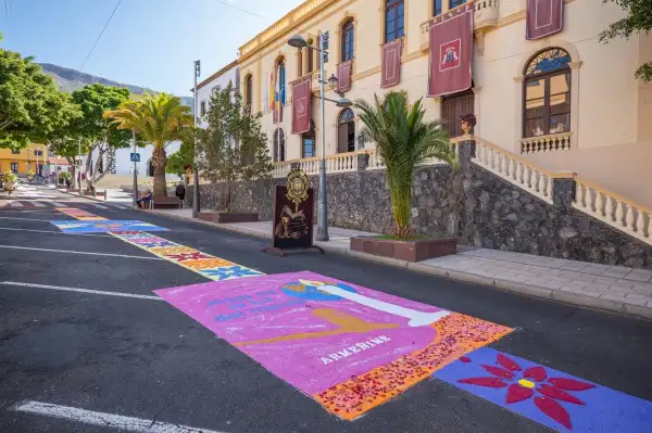 Sal, flores, tierra y pigmentos cubrieron el casco adejero este fin de semana