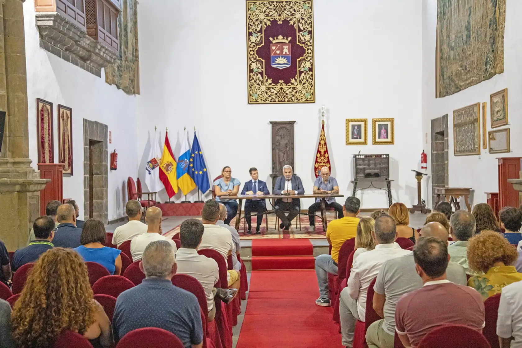 El alcalde inicia una nueva etapa de gobierno reuniéndose con el personal de todas las áreas municipales