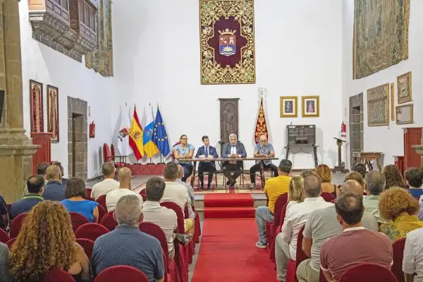 El alcalde inicia una nueva etapa de gobierno reuniéndose con el personal de todas las áreas municipales