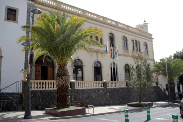 El Ayuntamiento de Adeje ratifica la cesión de suelo para construir 45 viviendas sociales en el municipio