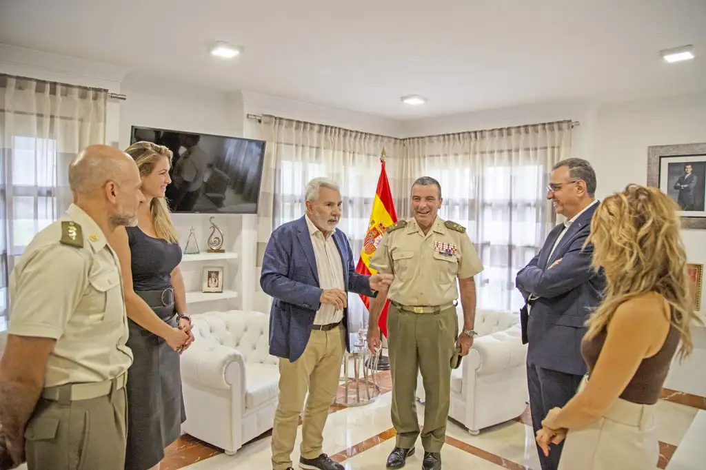 El alcalde de Adeje recibe al general Jefe del Mando de Canarias.