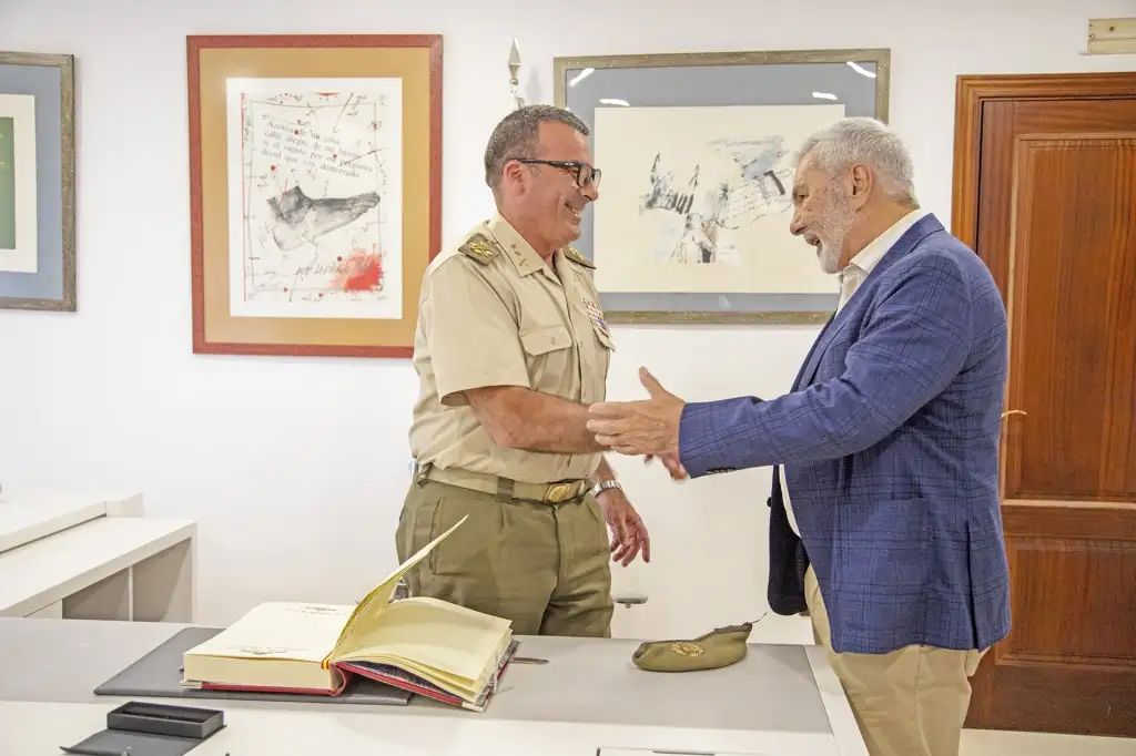 El alcalde de Adeje recibe al general Jefe del Mando de Canarias.