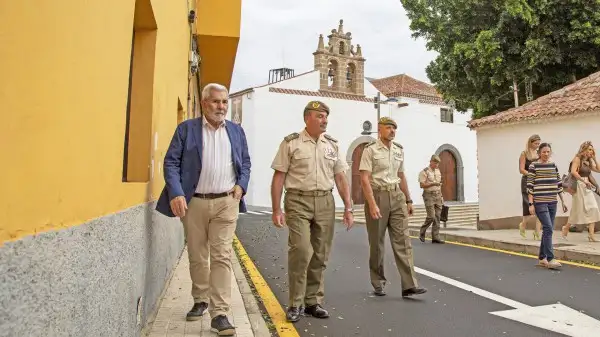 El alcalde de Adeje recibe al general Jefe del Mando de Canarias.