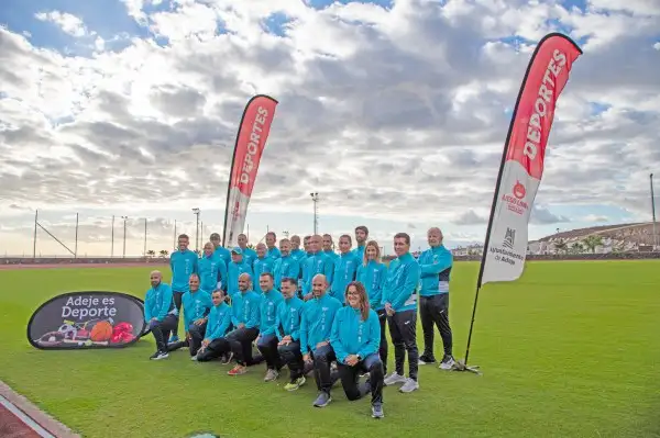  El Club Deportivo Espíritu Triabona Adeje posa para la foto oficial de la temporada