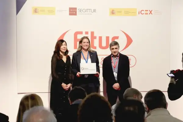 Costa Adeje recibe en Fitur el distintivo de SEGITTUR en un paso más hacia la certificación de Destino Turístico Inteligente