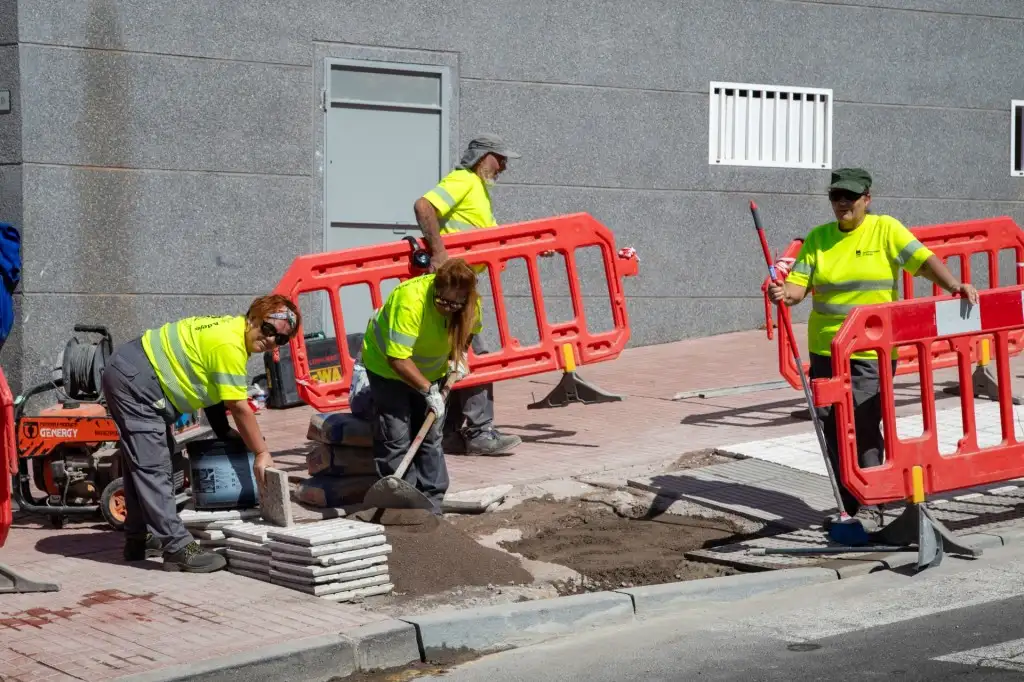 Las 48 personas contratadas a través del Programa de Empleo Social siguen trabajando en la mejora de diversos espacios de Adeje
