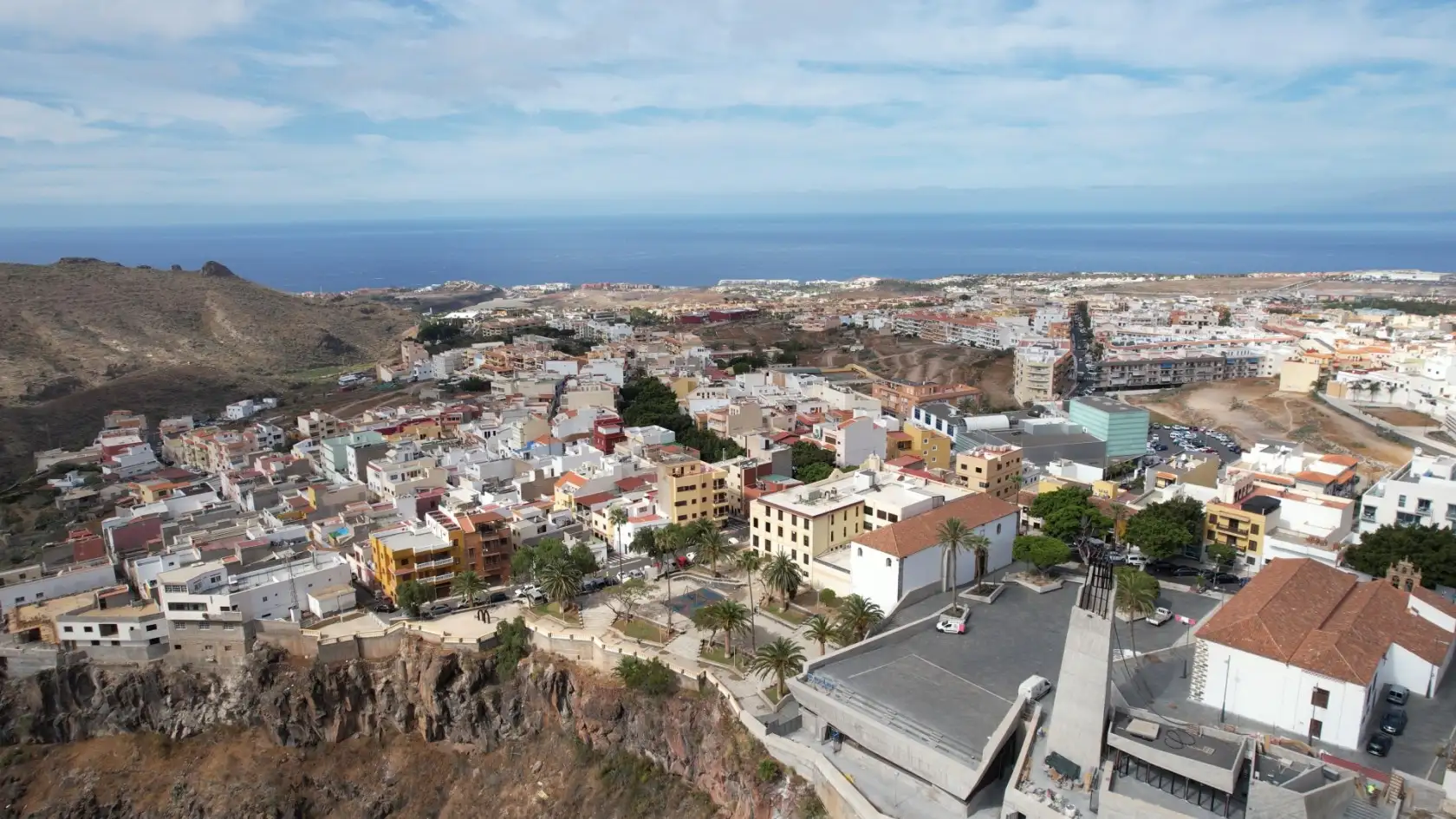 Adeje solicitará al Gobierno de Canarias que inicie los trámites para declarar el municipio zona tensionada