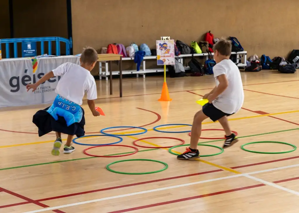 Las Olimpiadas Escolares de Adeje destacan por su enfoque en educación, inclusión, salud y deporte.