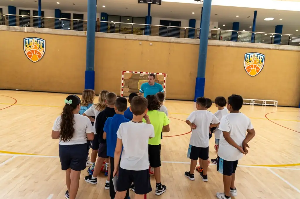 Las Olimpiadas Escolares de Adeje destacan por su enfoque en educación, inclusión, salud y deporte.