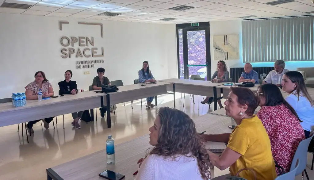 Adeje acoge una reunión con el Centro de la Familia