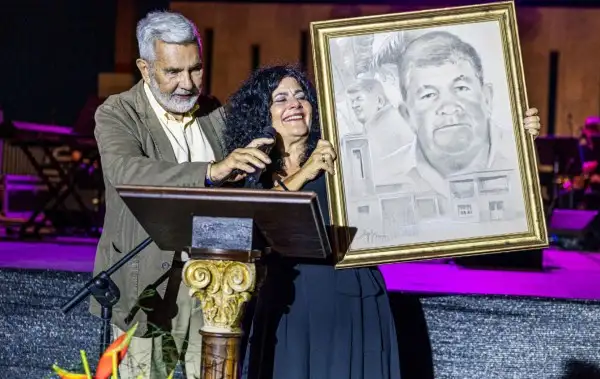 El izado de la bandera y el pregón de Ana Oneida Borges Medina abren las Fiestas de Los Olivos