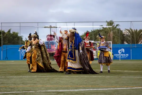 La magia de los Reyes Magos ilumina Adeje
