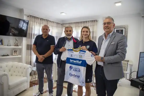  El ayuntamiento de Adeje, escenario de la presentación de Thea Sorbo como guerrera