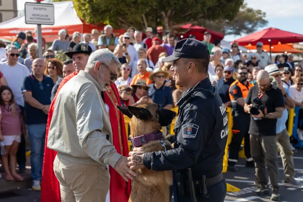 Más de cien caballos acompañan a San Sebastián en su entrada al mar