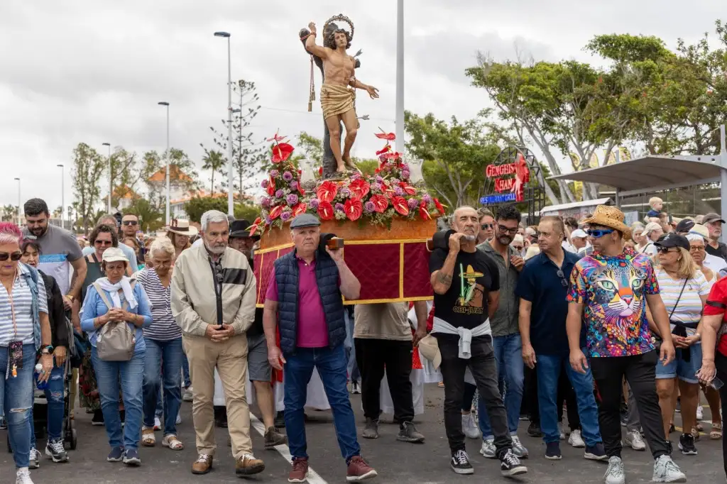 Más de cien caballos acompañan a San Sebastián en su entrada al mar