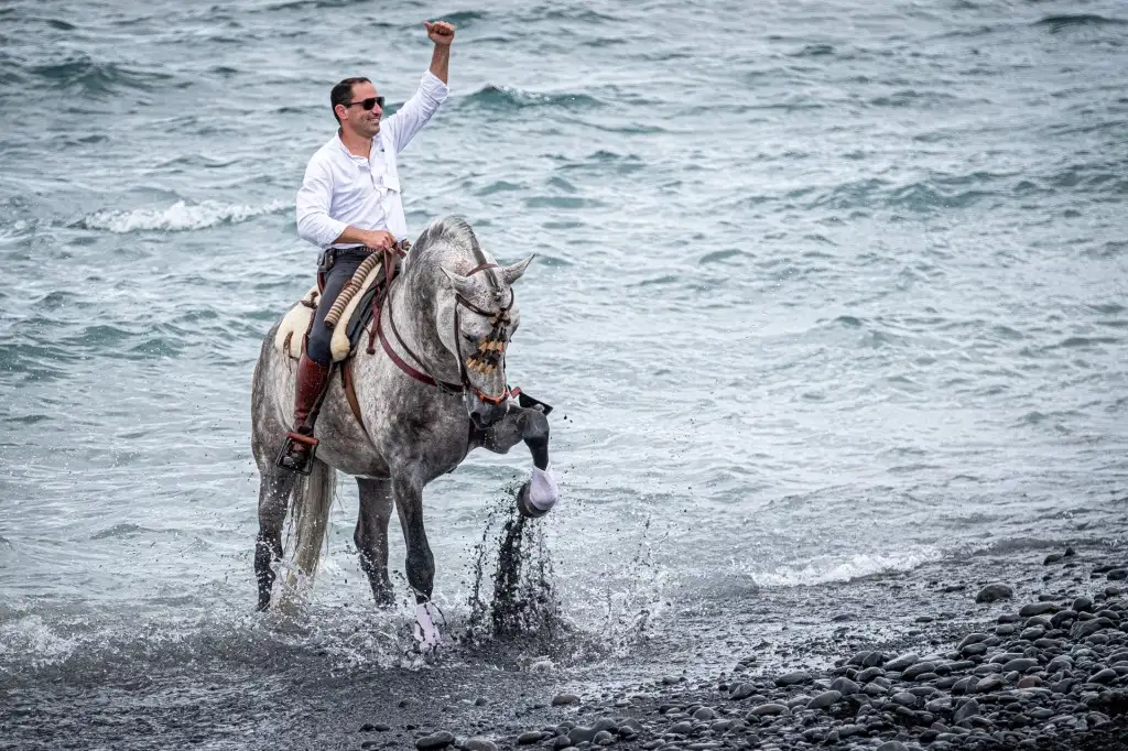 Más de cien caballos acompañan a San Sebastián en su entrada al mar