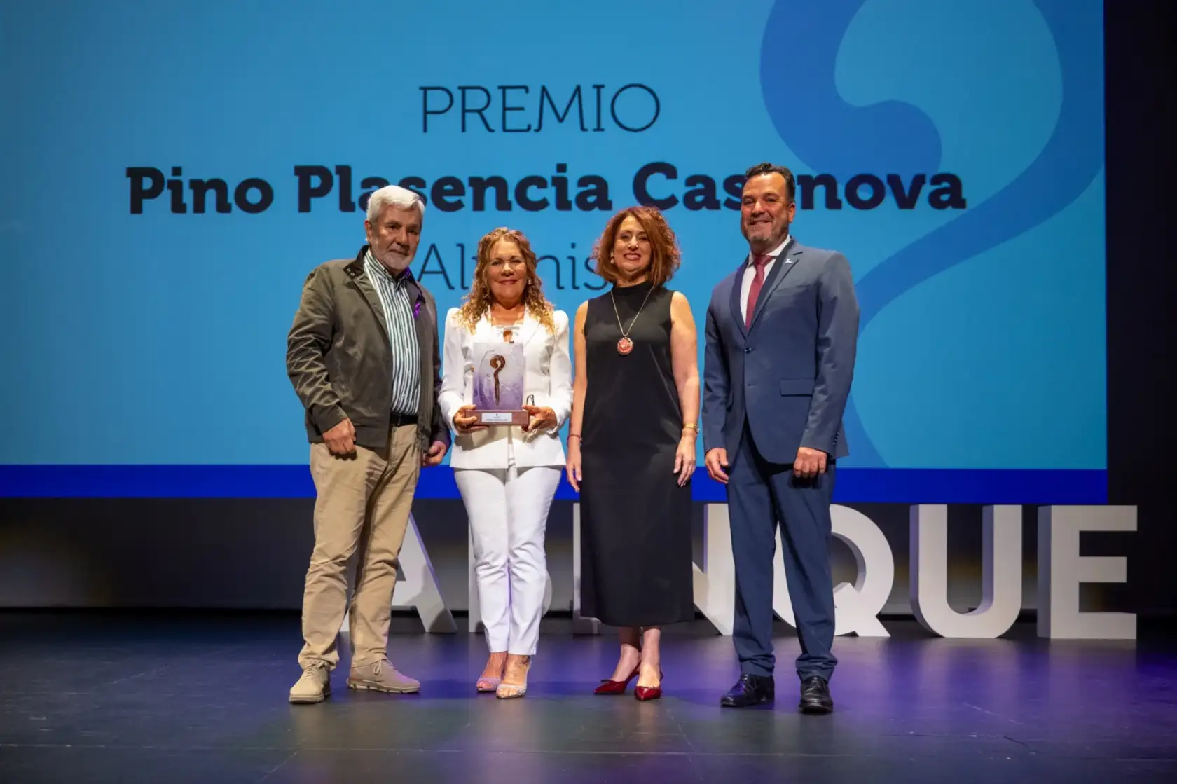 El ayuntamiento de Adeje entrega el Premio Abinque 2025 a la montañera y alpinista Pino Plasencia Casanova