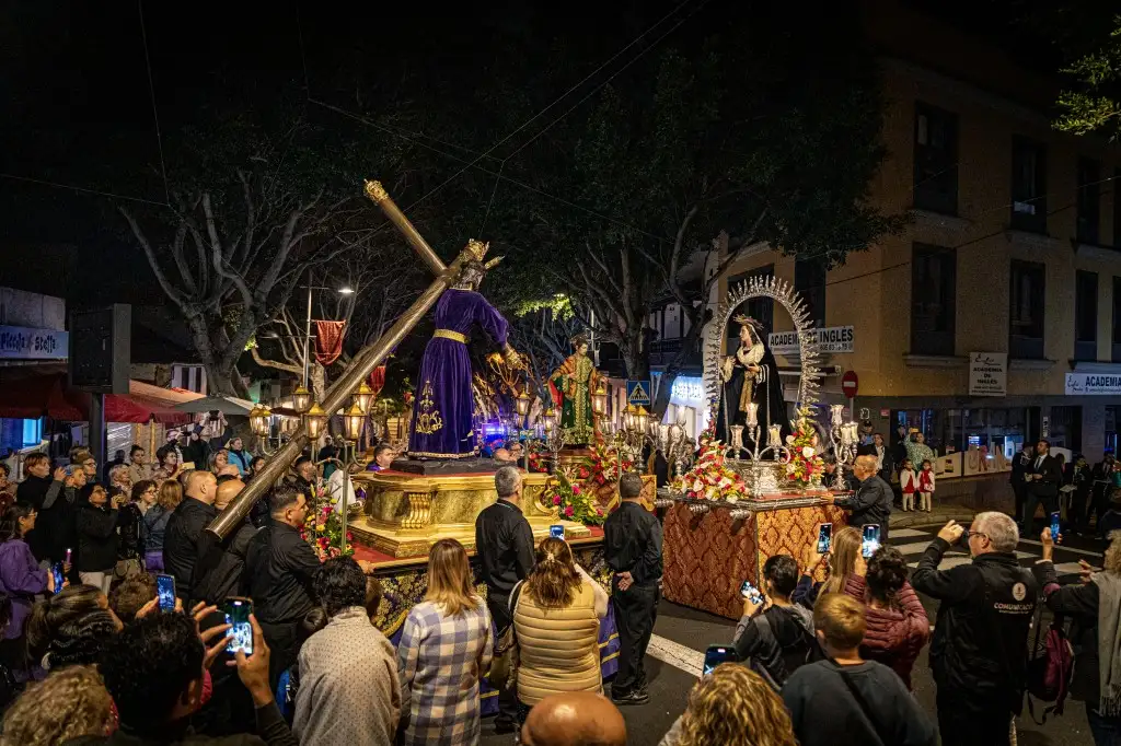 La procesión de los Pasos Chicos, protagonistas del inicio de la Semana Santa adejera