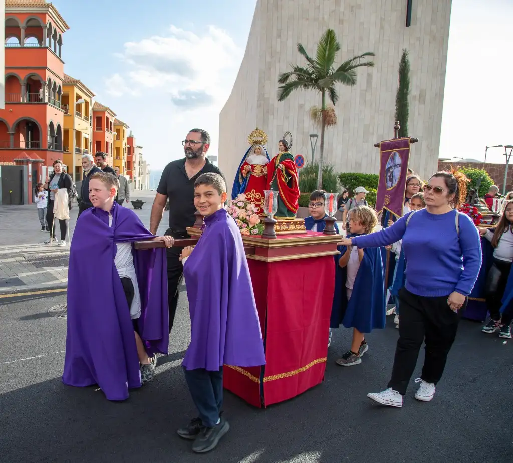 La procesión de los Pasos Chicos, protagonistas del inicio de la Semana Santa adejera