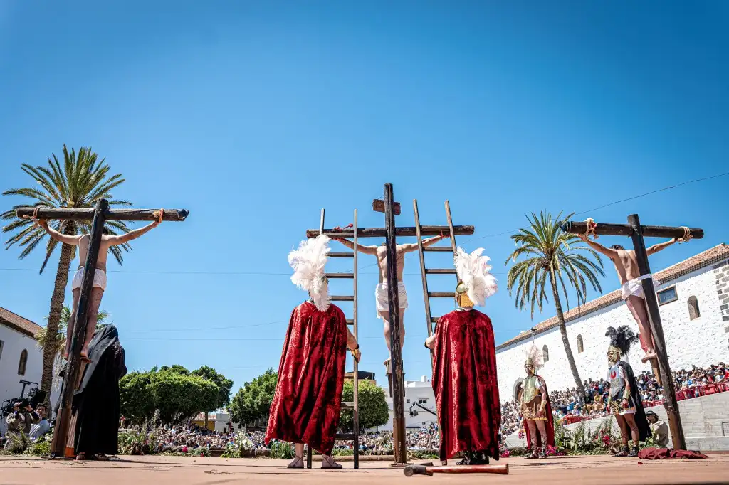 La procesión de los Pasos Chicos, protagonistas del inicio de la Semana Santa adejera