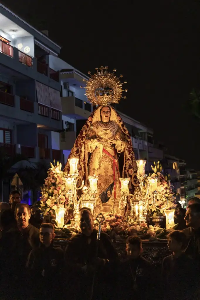 La procesión de los Pasos Chicos, protagonistas del inicio de la Semana Santa adejera
