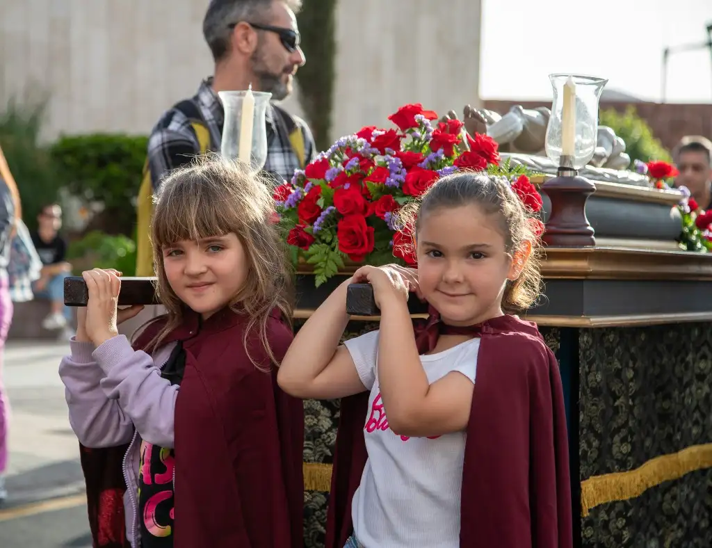 La procesión de los Pasos Chicos, protagonistas del inicio de la Semana Santa adejera