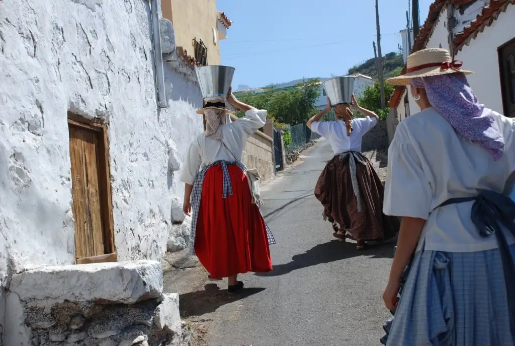 Camino al agua en traje de maga canaria