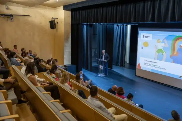 Adeje presenta la guía digital “Adeje Amigable” con información sobre los servicios municipales y el día a día en el municipio