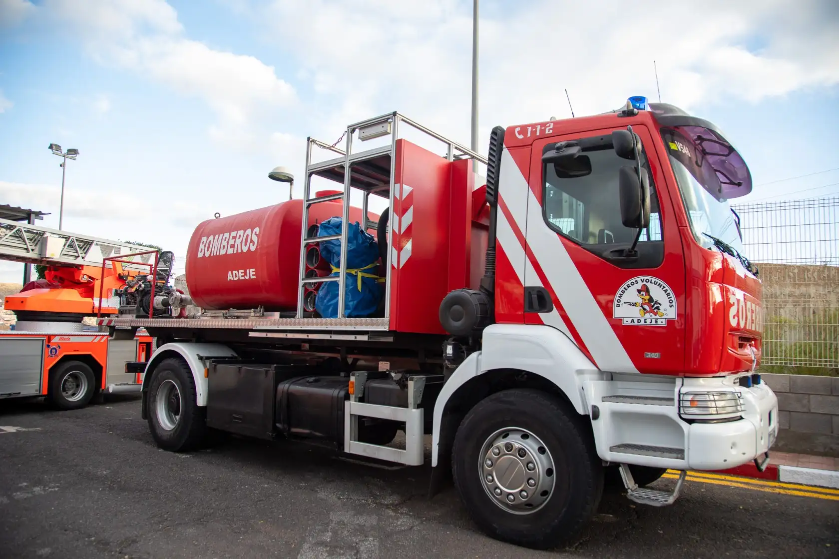 Camión cisterna de los bomberos voluntarios de Adeje preparado para jornada de prevención de incendios
