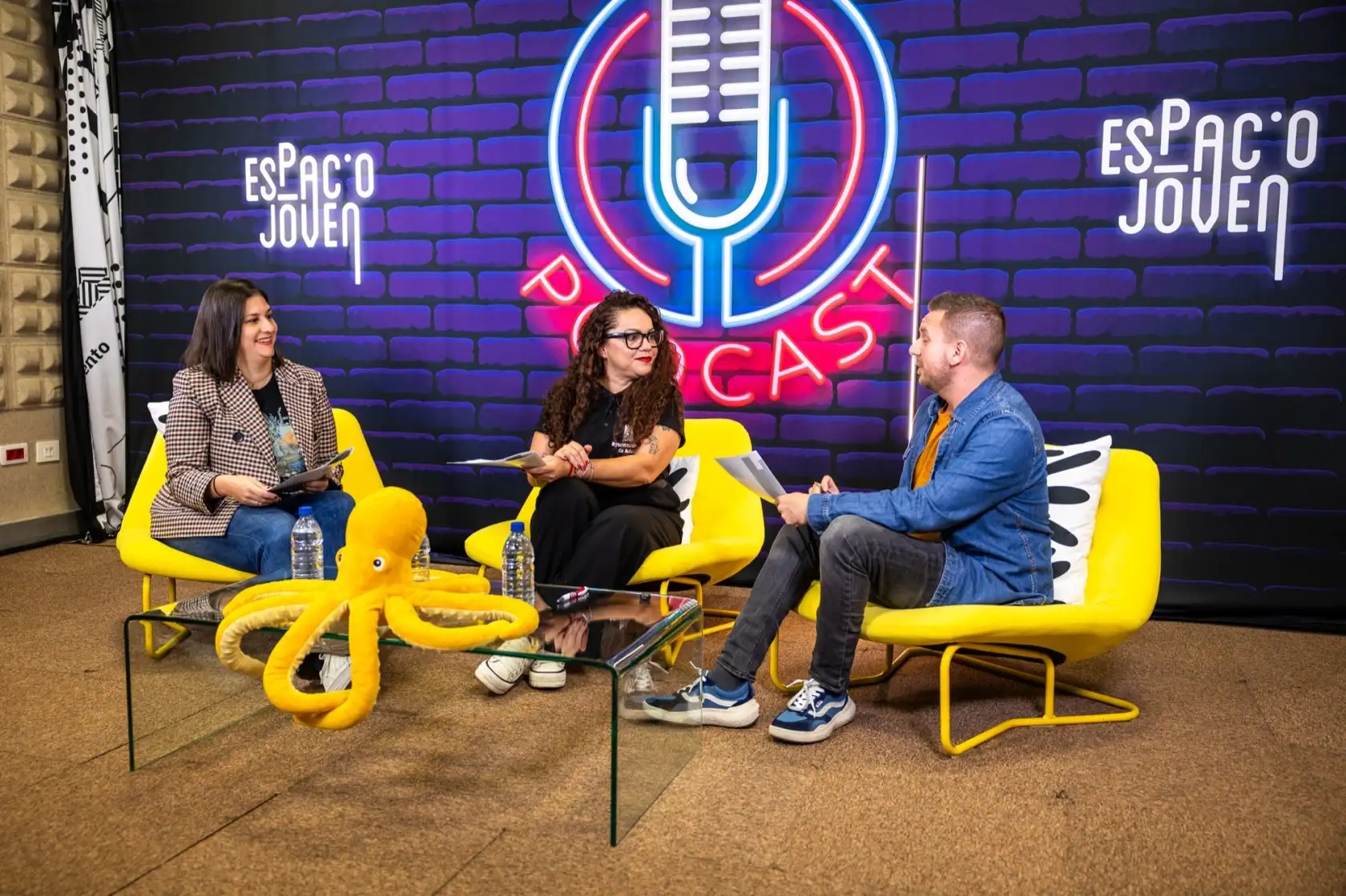 La presentadora del programa con las dos personas invitadas expertas en salud mental