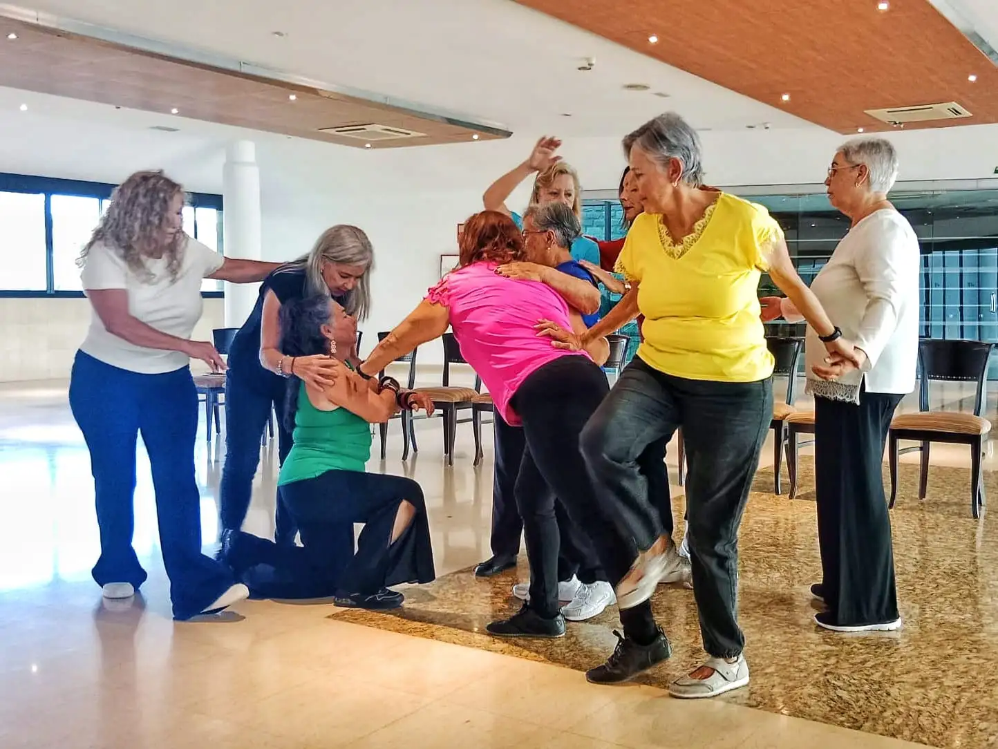 Mujeres realizando una escenograf&iacute;a teatral 
