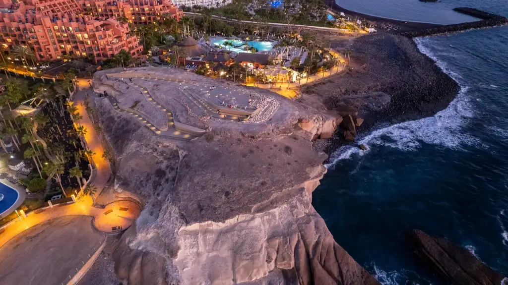 Vista nocturna del Mirador de Las Palomas. 