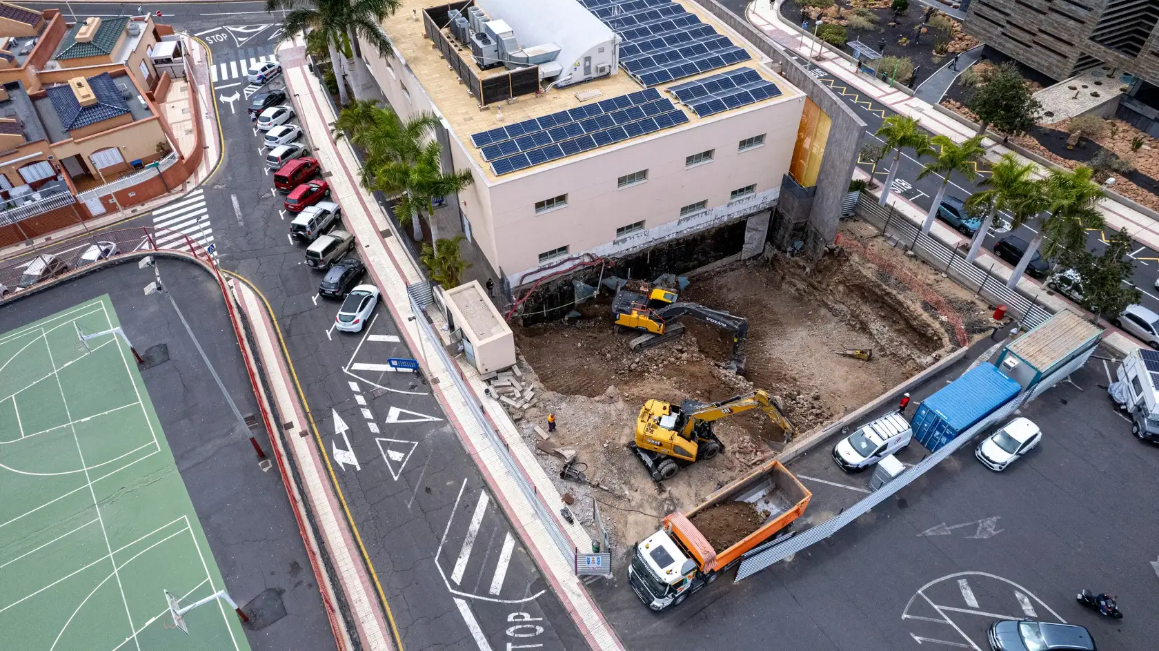 Vista aérea de las obras de explanación de la Escuela de música y Danza de adeje