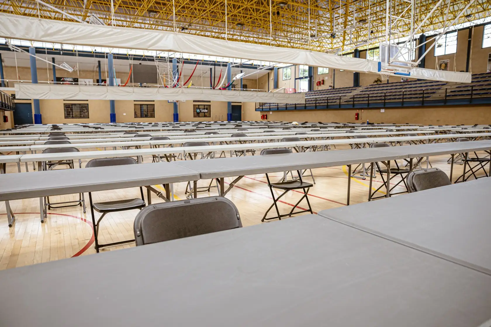 Mesas y sillas colocadas y listas para los exámenes de la PAU en Adeje