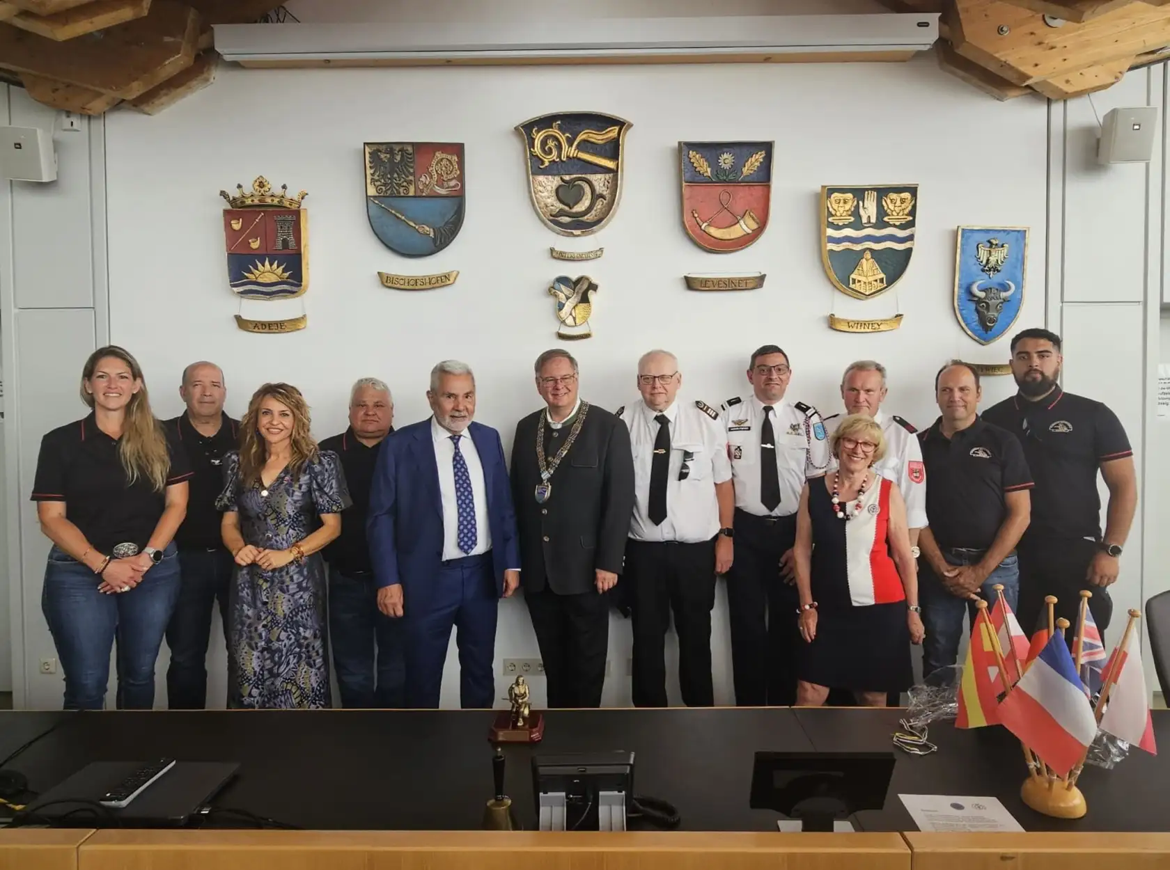 Las dos delegaciones juntas en Unterhaching junto a los alcaldes de ambos municipios