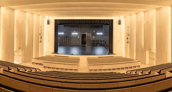El Auditorio de Adeje sube el telón de junio con música, teatro y humor para todos los públicos