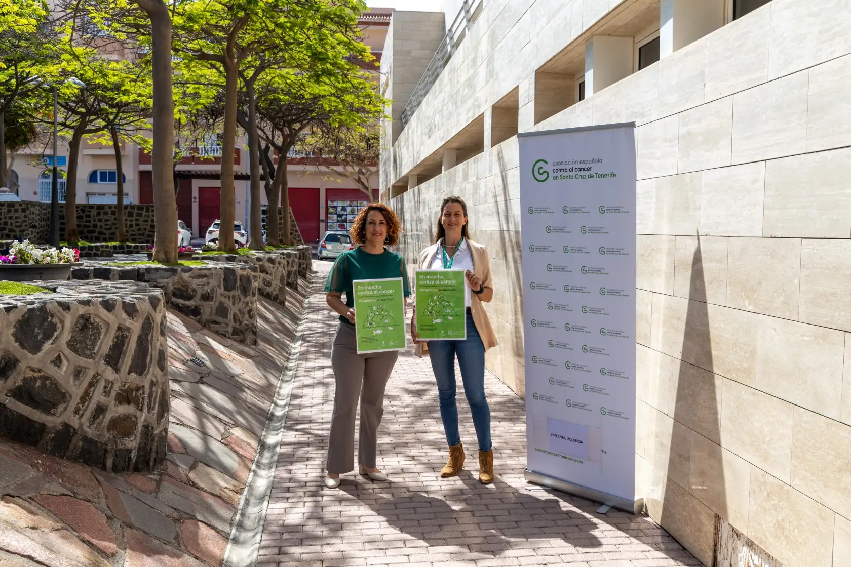 La concejala y la representante de AECC con los carteles de la campa&ntilde;a Sin Humo