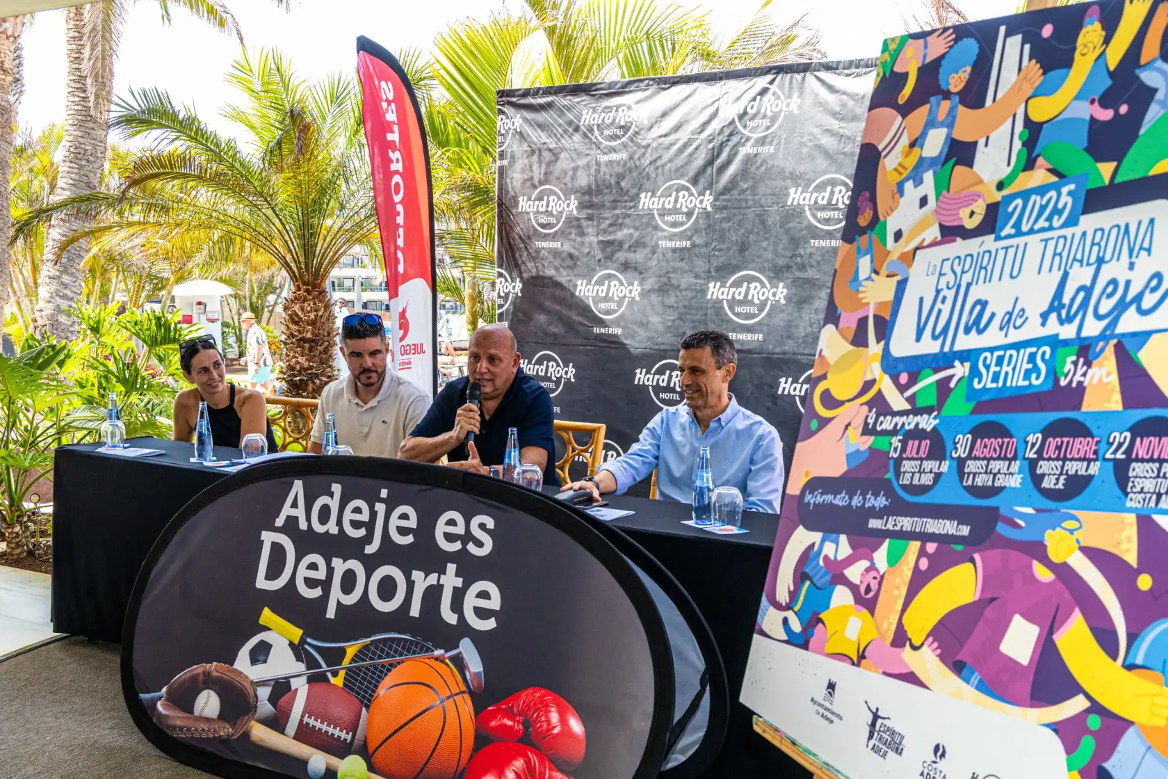 Momento de la rueda de prensa con las personas asistentes