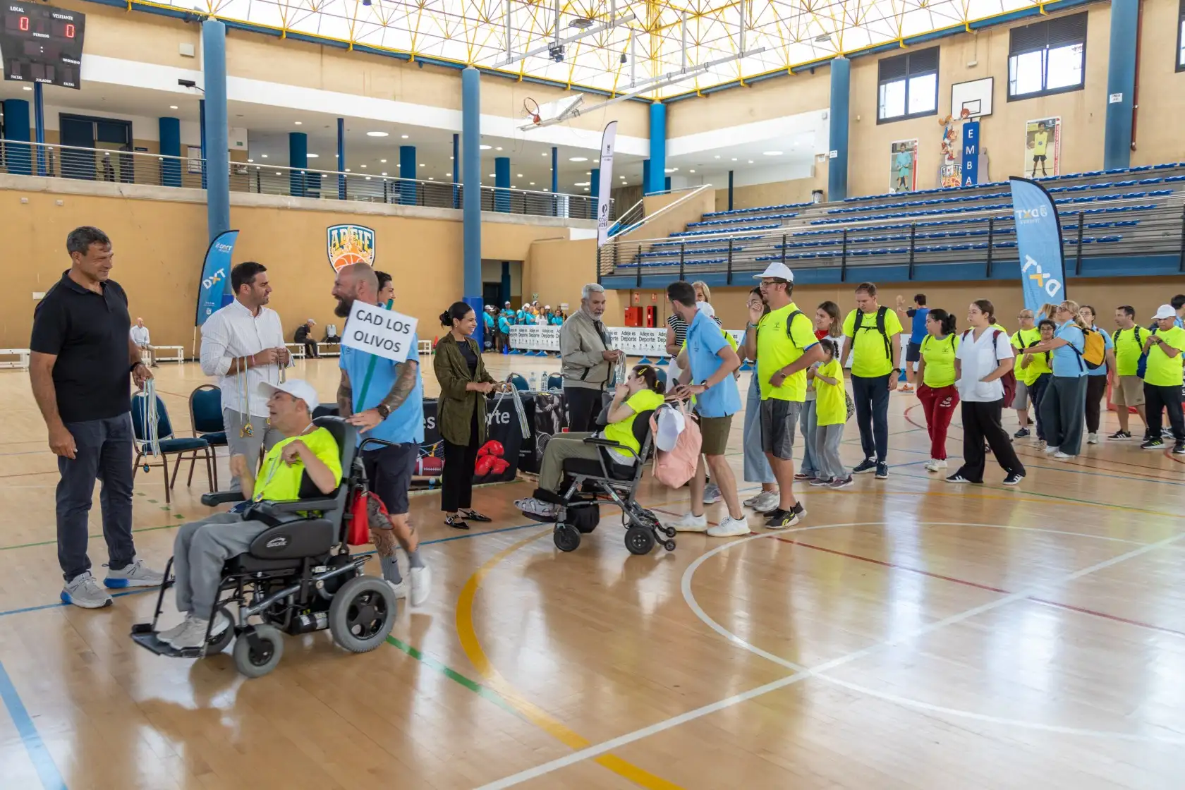 Autoridades repartiendo medallas en la clausura del PADIS